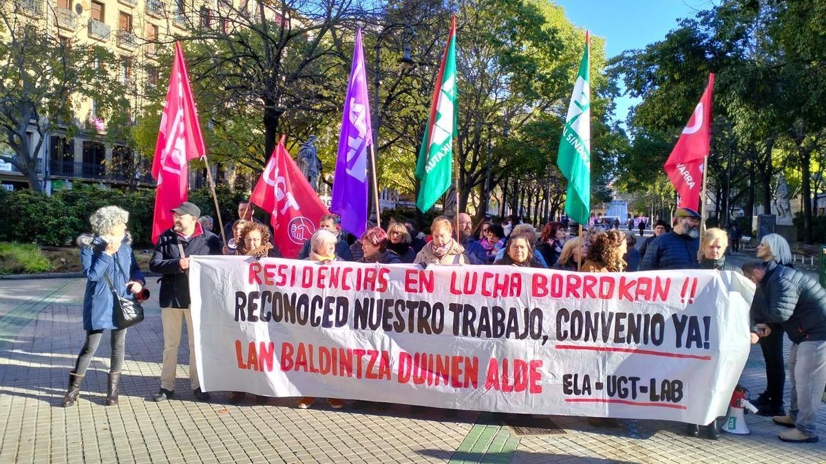 Protesta enfrente del Parlamento.