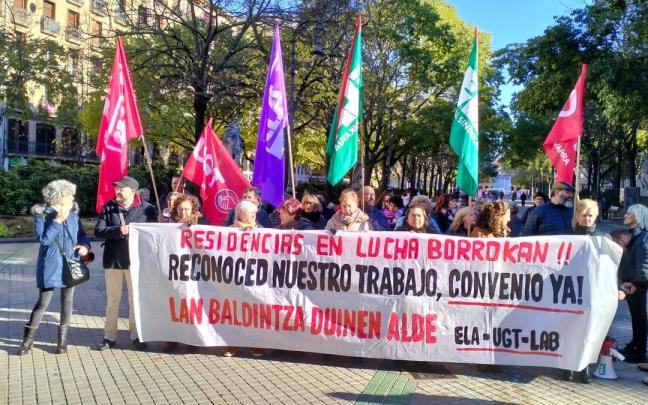 Protesta enfrente del Parlamento.