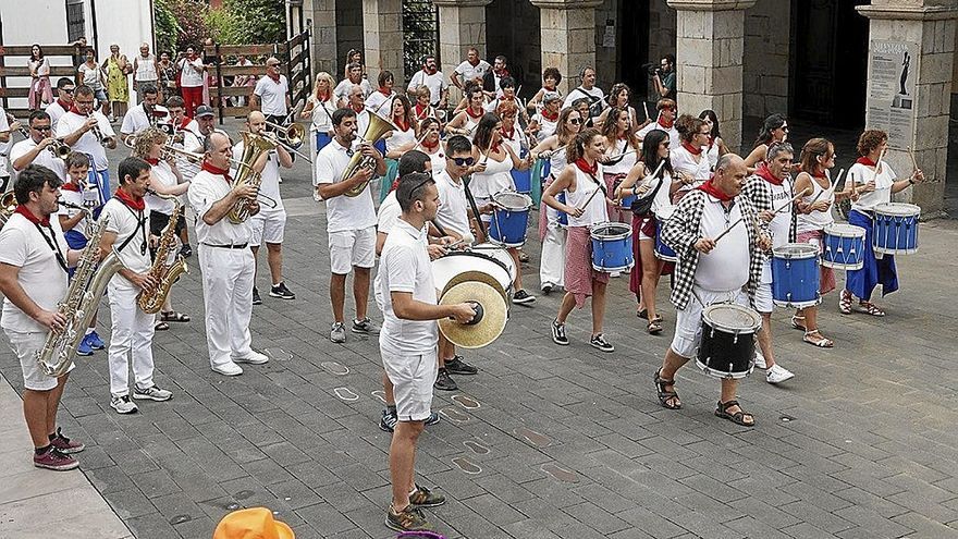 La tamborrada, saliendo de la Plaza del Ayuntamiento hacia la Plaza de Altzate.