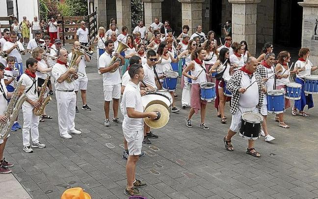 La tamborrada, saliendo de la Plaza del Ayuntamiento hacia la Plaza de Altzate.