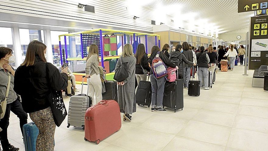 Viajeras haciendo cola en el aeropuerto de Foronda antes de embarcar hacia su destino vacacional.