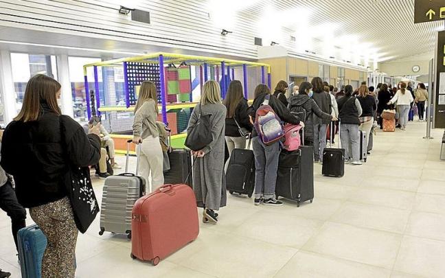 Viajeras haciendo cola en el aeropuerto de Foronda antes de embarcar hacia su destino vacacional.