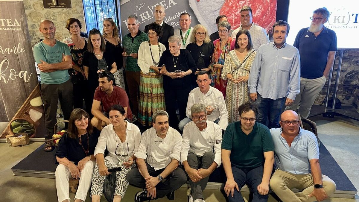 Foto de familia de premiados y organizadortes