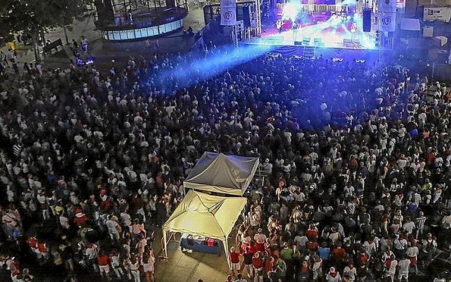 Concierto de 2018 de Doctor Deseo en la plaza de los Fueros de Estella. | FOTO: UNAI BEROIZ