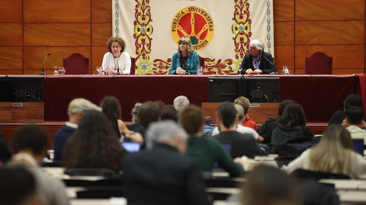 Inmaculada Farrán (vicerrectora de Enseñanzas de la UPNA), Ana Ollo (consejera de Relaciones Ciudadanas) y José Miguel Gastón (director del Instituto Navarro de la Memoria).