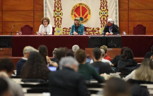 Inmaculada Farr&aacute;n (vicerrectora de Ense&ntilde;anzas de la UPNA), Ana Ollo (consejera de Relaciones Ciudadanas) y Jos&eacute; Miguel Gast&oacute;n (director del Instituto Navarro de la Memoria).