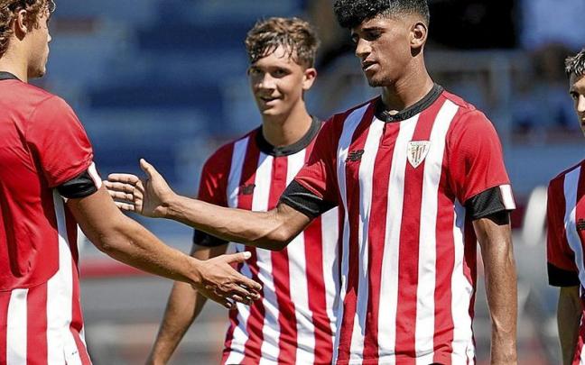 Malcom Adu Ares es felicitado por un compañero en un amistoso del Bilbao Athletic.