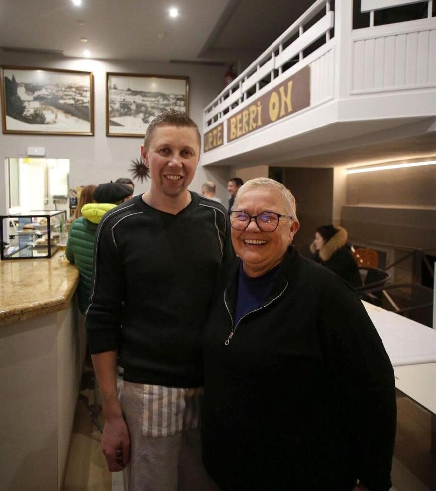 Nykola Melnychuk y Nekane Zibiriain, en la fiesta de inauguración del bar Arga en esta nueva etapa.