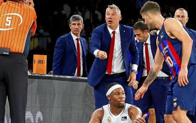 Jasikevicius pide explicaciones a Hierrezuelo en la final de la pasada Supercopa celebrada en Sevilla.