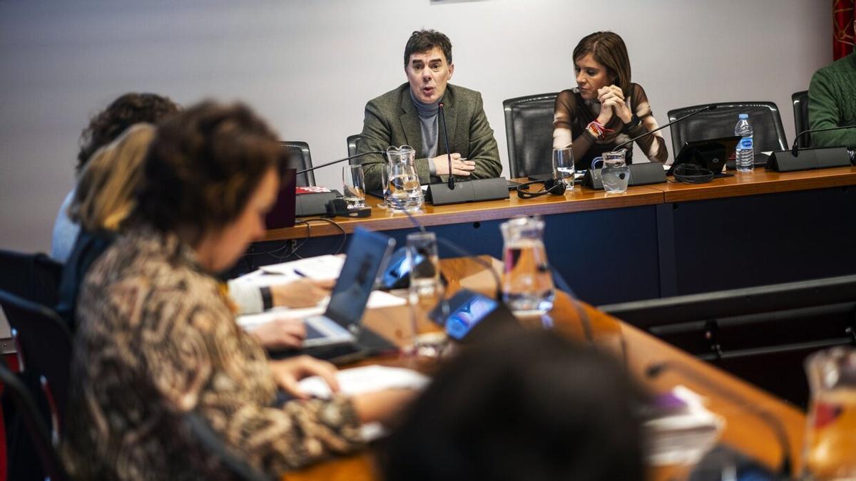 El consejero Eduardo Santos, durante su comparecencia este viernes en el Parlamento de Navarra.