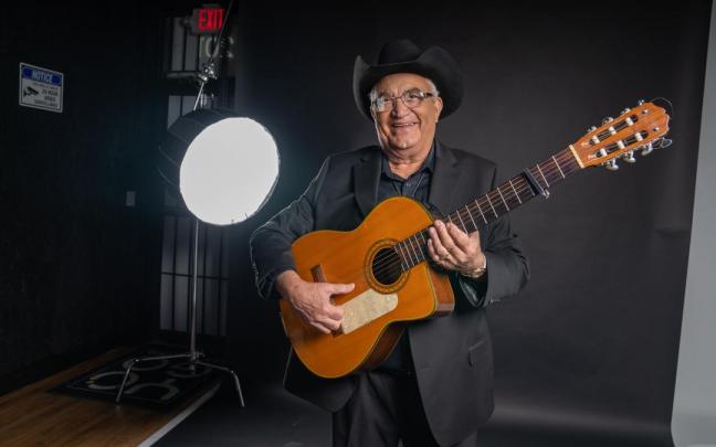 El sonero cubano Eliades Ochoa actuará mañana sábado en el Victoria Eugenia.