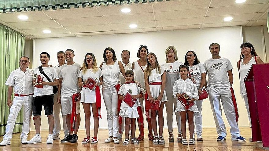 Los ganadores de los carteles de fiestas, junto a las autoridades locales.