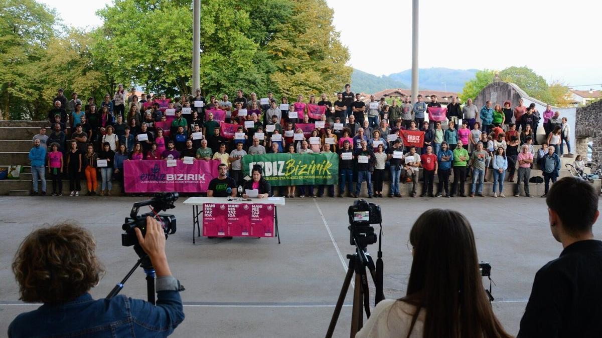 Rueda de prensa multitudinaria celebrada este jueves en el frontón Iriarte, de Elizondo.