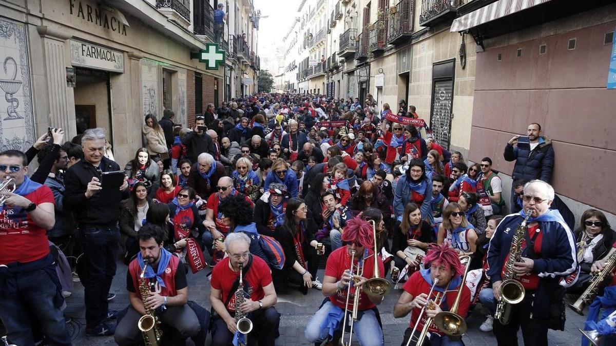 Aficionados baskonistas durante una kalejira en la Copa del Rey de baloncesto de 2019 celebrada en Madrid