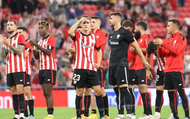 Herrera, en el centro de la imagen, junto a sus compa&ntilde;eros al final del partido ante el Rayo.