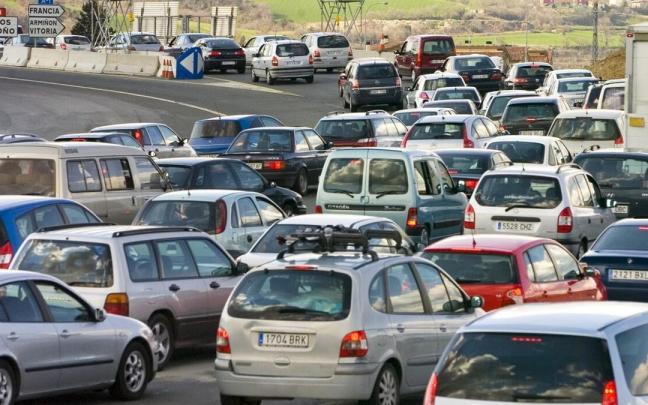 Atascos en la incorporaci&oacute;n de la AP-1 a la A-1 durante unas vacaciones de Semana Santa