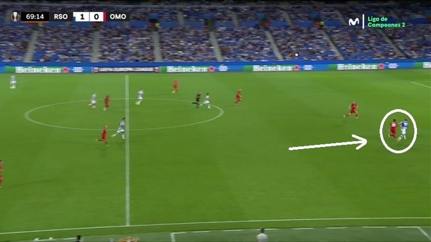 O directamente enviando en largo a los puntas para que se la jugaran a campo abierto con los centrales visitantes, situación de la que estos habían salido bastante penalizados en el partido previo ante el Sheriff.