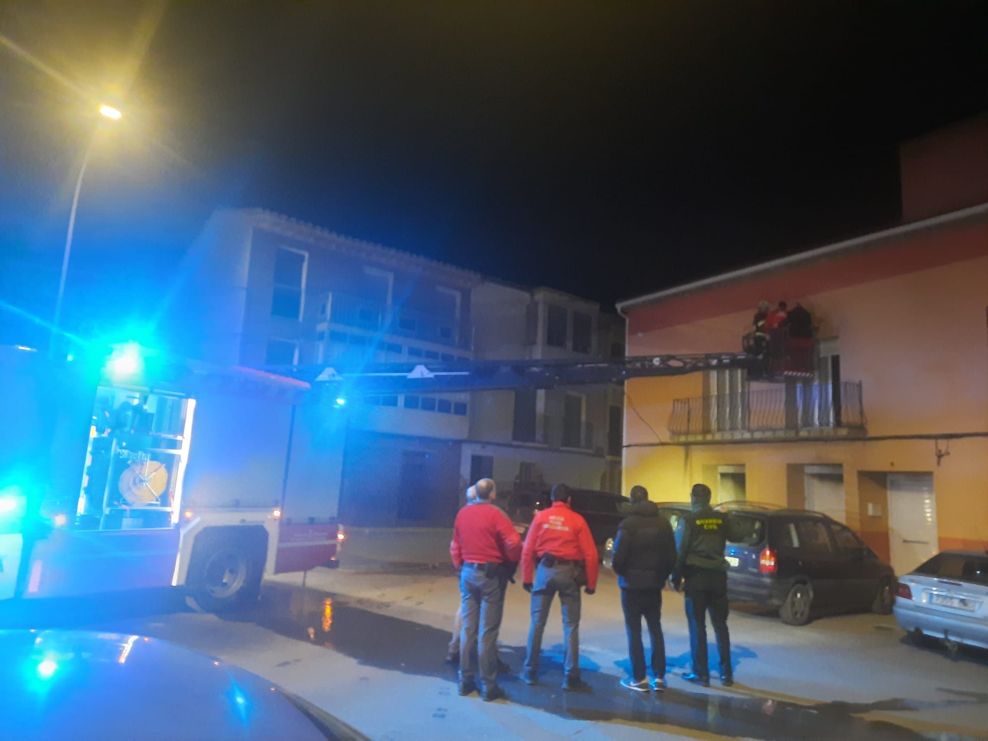 Agentes de la Guardia Civil de Navarra y de la Policía Foral que acudieron a atender el suceso