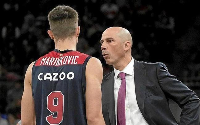 Peñarroya alecciona a Marinkovic en un momento de un partido.