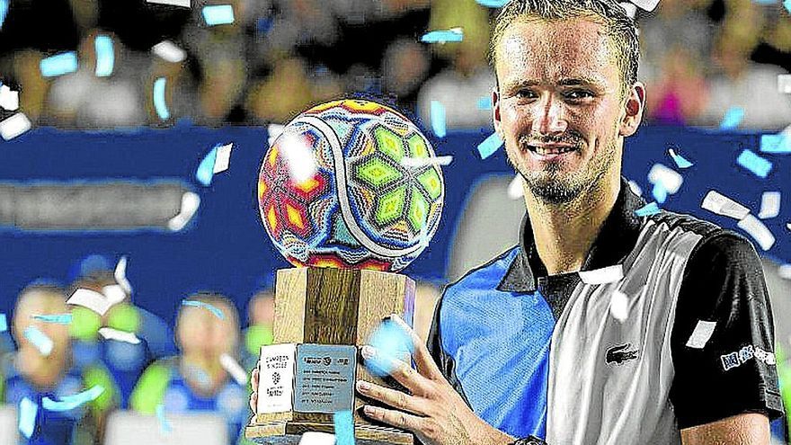 Medvédev, con el trofeo logrado en México. | FOTO: EFE