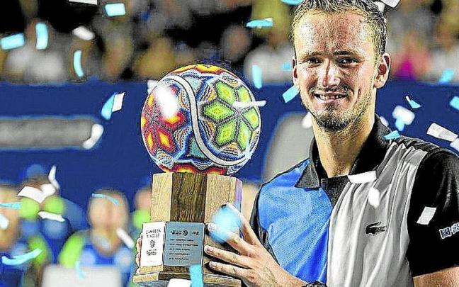 Medvédev, con el trofeo logrado en México. | FOTO: EFE Medvédev, con el trofeo logrado en México. | FOTO: EFE