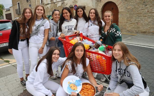 Las Txinbas, con una cacerola de macarrones, direcci&oacute;n a las piscinas de Burlada.