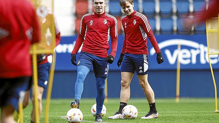 Diego Moreno y Pablo Ibáñez, en el entrenamiento matinal de ayer en El Sadar a puerta cerrada. | FOTO: CA OSASUNA