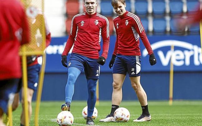 Diego Moreno y Pablo Ibáñez, en el entrenamiento matinal de ayer en El Sadar a puerta cerrada. | FOTO: CA OSASUNA