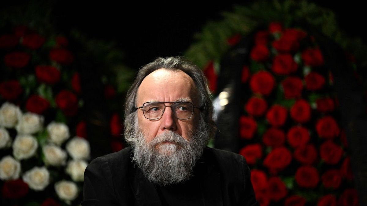 Alexandr Dugin durante el funeral de su hija.