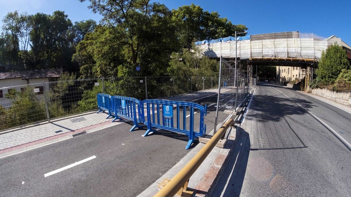 Un carril cortado por las obras en la zona del frontón.