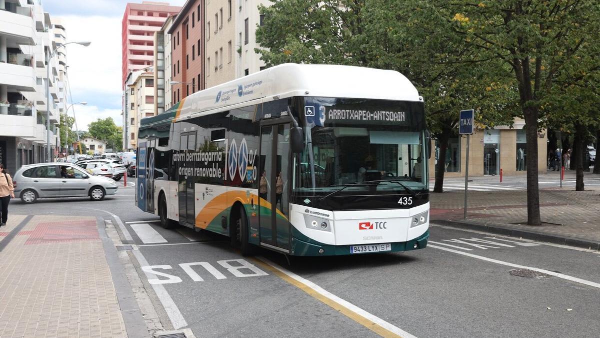 Una villavesa hace su recorrido en Pamplona.