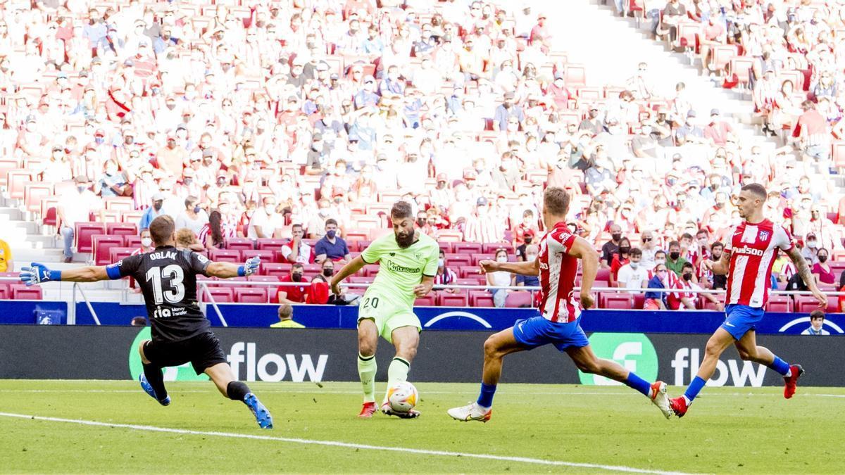 Asier Villalibre dispara a portería en la última visita liguera del Athletic al Atlético de Madrid.