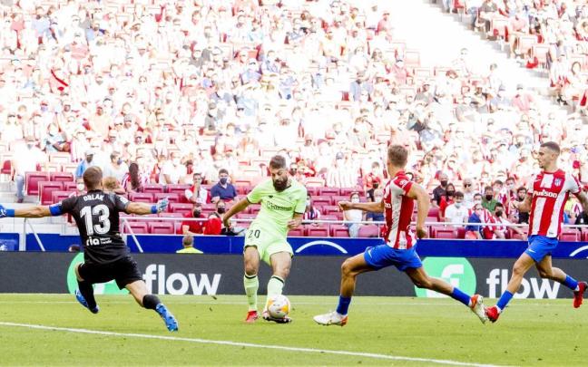 Asier Villalibre dispara a portería en la última visita liguera del Athletic al Atlético de Madrid.