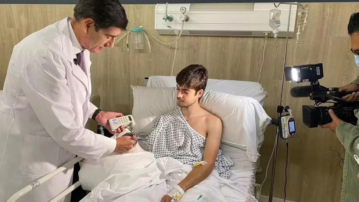 El doctor Piñal atiende a Diego tras la intervención en el Hospital Vithas La Milagrosa de Madrid