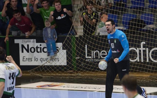 Juan Bar, alentado por una afición cuyo apoyo será fundamental ante el Valladolid.