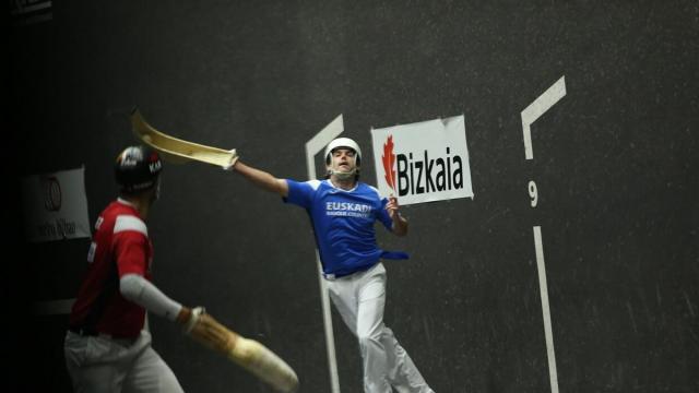 Aritz Erkiaga conquista su segundo Individual de cesta punta tras vencer a Imanol López en el frontón de Berriatua. Aritz Erkiaga conquista su segundo Individual de cesta punta tras vencer a Imanol López en el frontón de Berriatua.
