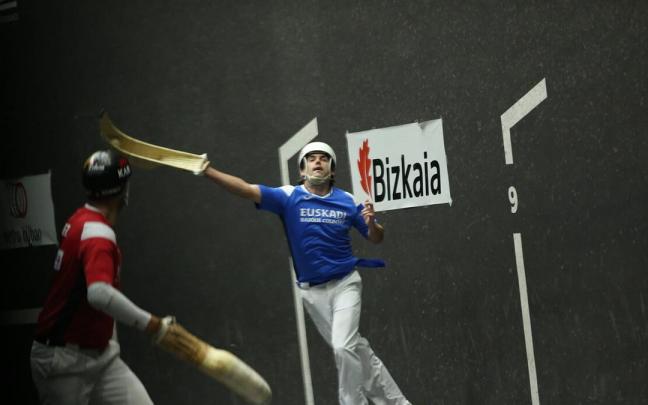 Aritz Erkiaga conquista su segundo Individual de cesta punta tras vencer a Imanol López en el frontón de Berriatua. Aritz Erkiaga conquista su segundo Individual de cesta punta tras vencer a Imanol López en el frontón de Berriatua.