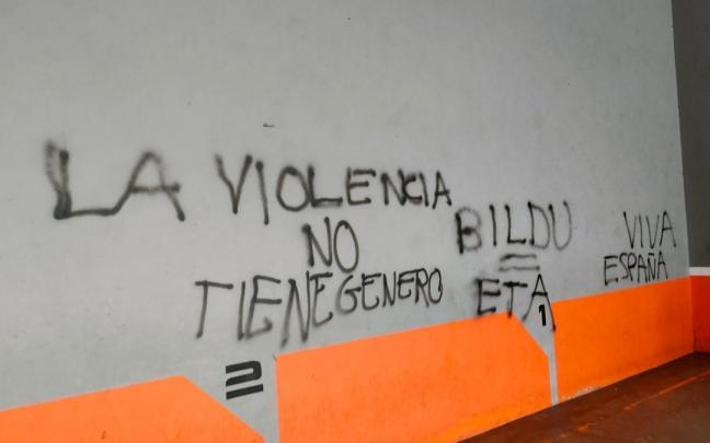 pintadas aparecidas en la ikastola Zurriola de Donostia