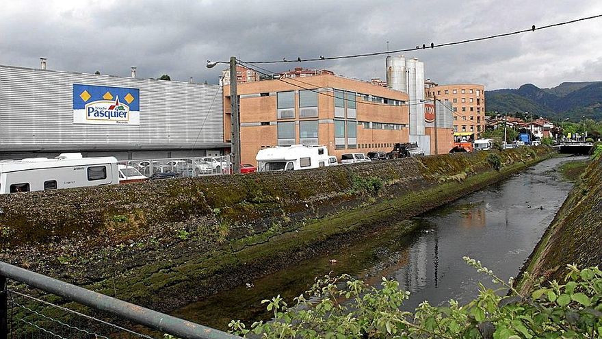 El canal de Artia, cerca de su desembocadura en el Bidasoa, frente a terrenos de Recondo.