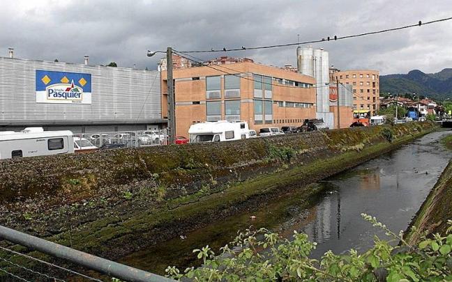 El canal de Artia, cerca de su desembocadura en el Bidasoa, frente a terrenos de Recondo.