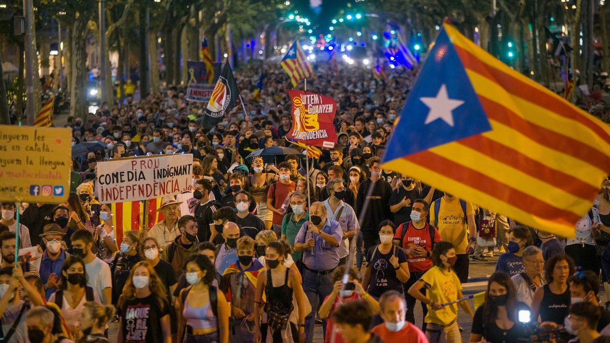 Cientos de personas durante una manifestación por el referéndum del 1-O en Barcelona.