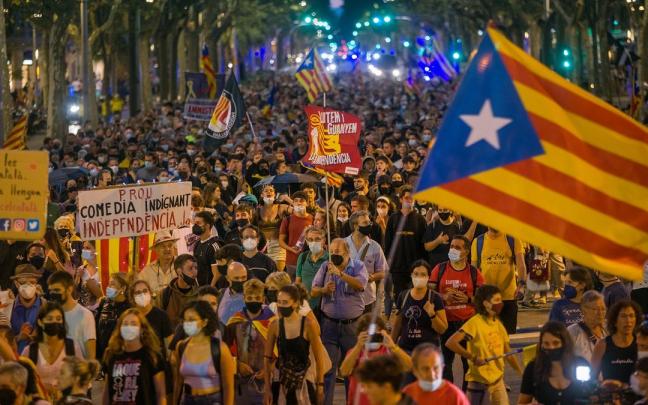 Cientos de personas durante una manifestación por el referéndum del 1-O en Barcelona.