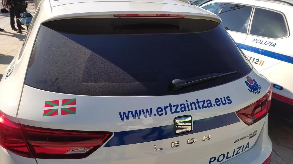 Imagen de un coche patrulla de la Ertzaintza.