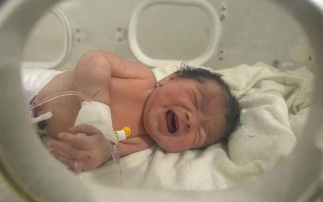 La recién nacida fue encontrada con el cordón umbilical todavía unido a su madre.