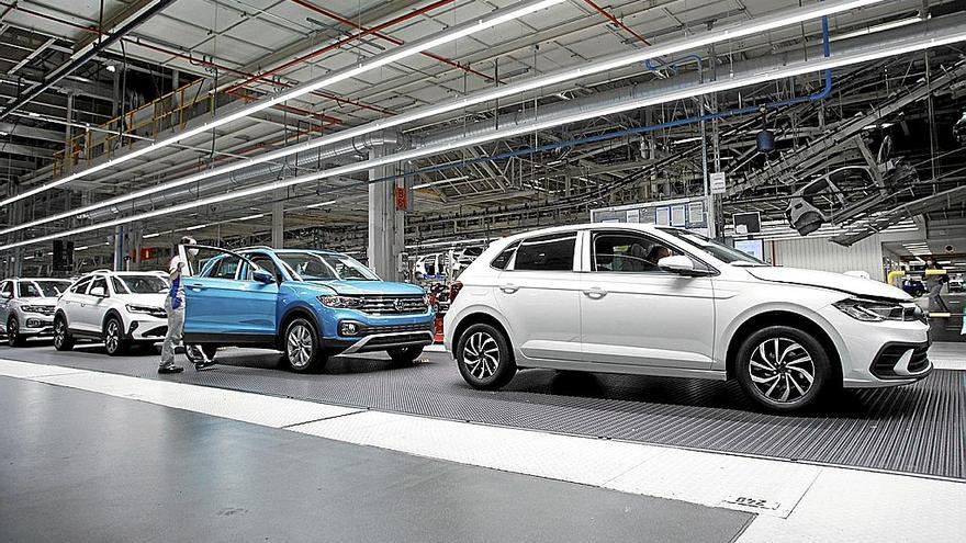 La cadena de montaje de VW Navarra, con los tres modelos.