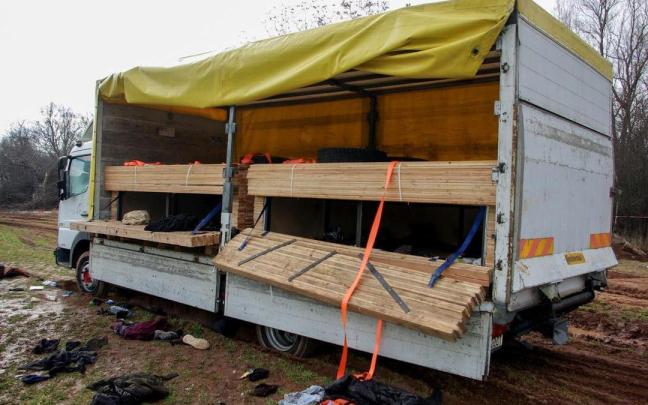 El camión en el que viajaban los 52 migrantes. El camión en el que viajaban los 52 migrantes.