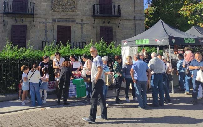 Los puestos se instalaron también frente al edificio del siglo XVIII que cobijó al Gobierno vasco en 1937.