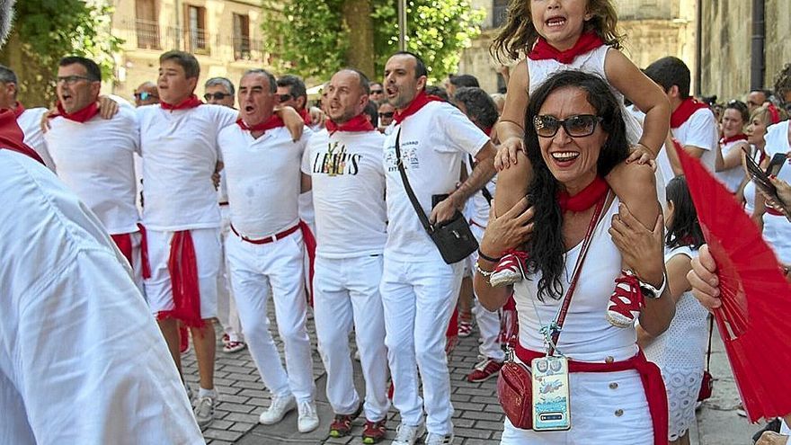 Momento intenso en salida de los participantes en la Plaza de San Martín.