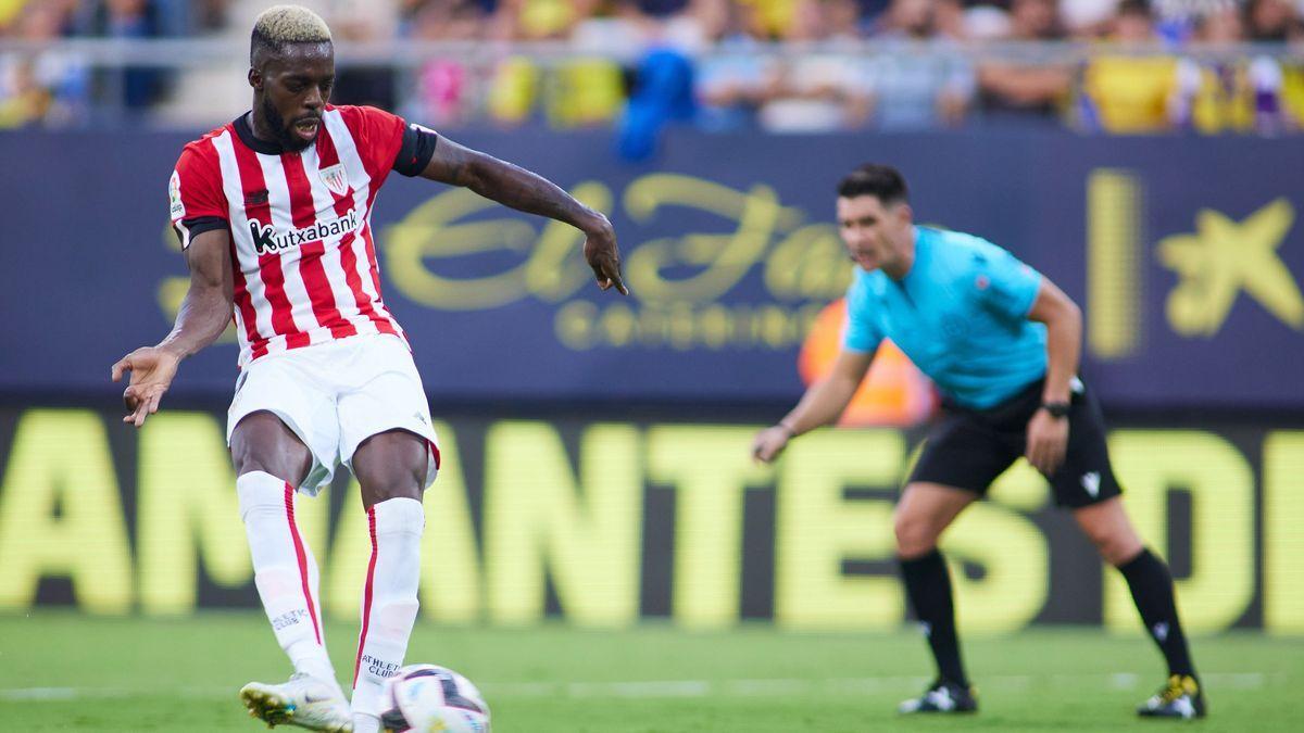 Iñaki Williams se dispone a lanzar el penalti frente al Cádiz.