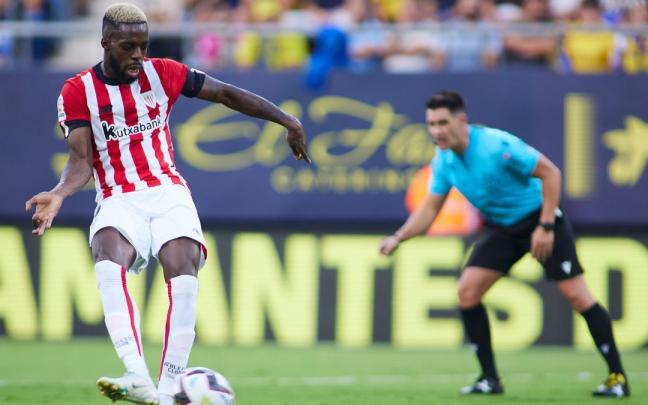 Iñaki Williams se dispone a lanzar el penalti frente al Cádiz.